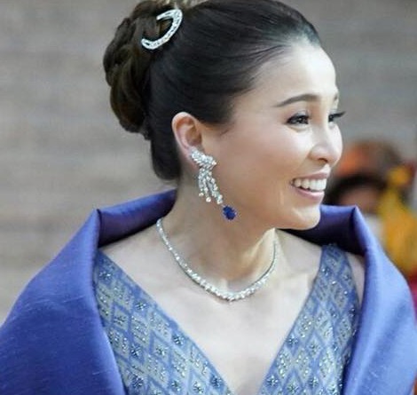 ทรงส่งเสริมภูมิปัญญาช่างไทย งานเครื่องถมทองและเครื่องจักสานย่านลิเภา