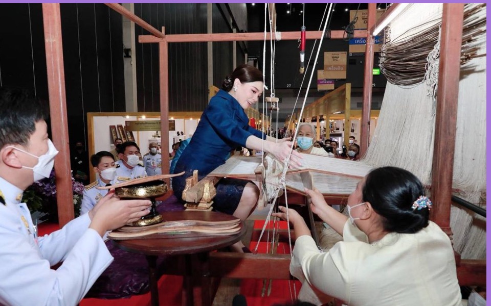 ทรงทอผ้าไหมยกทองด้วยกี่ทอมือโบราณพันห้าร้อยตะกอ บ้านท่าสว่าง จังหวัดสุรินทร์