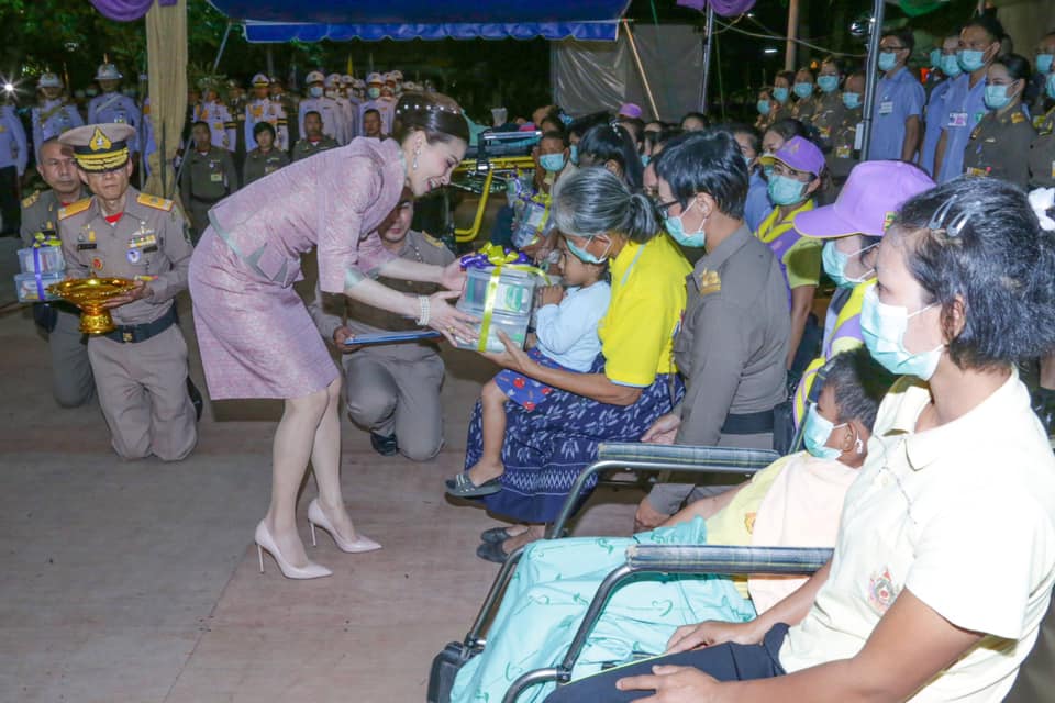 ด้านสาธารณสุข — ทรงเยี่ยมราษฎร พระราชทานหน่วยแพทย์เคลื่อนที่ และทรงรับผู้ป่วยไว้ในพระบรมราชานุเคราะห์ พร้อมพระราชทานกำลังใจแก่ผู้ป่วย เสริมสร้างสุขภาวะของประชาชน
