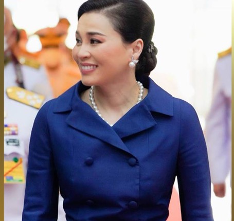 ทรงสืบสานพระราชปณิธานในการอนุรักษ์และส่งเสริมงานศิลปหัตถกรรมไทย อาทิ ผ้าไหมมัดหมี่และผ้าไหมแพรวา