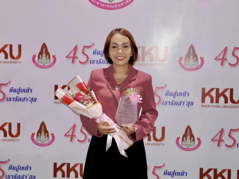 วันที่ 2 ธันวาคม 2566 ทีมศูนย์สุขภาพจิตที่ 7 ร่วมแสดงความยินดีกับ ดร.นายแพทย์สราวุฒิ บุญสุข รองอธิบดีกรมอนามัย ในโอกาสรับโล่ศิษย์เก่าดีเด่นด้านบริหาร นางสาวกุลิสรา พิศาลเอก นักวิชาการสาธารณสุขชำนาญการ ผู้ช่วยผู้อำนวยการ ศูนย์สุขภาพจิตที่ 7 ในโอกาสรับโล่ศิษย์เก่าดีเด่นด้านผลงานวิชาการ