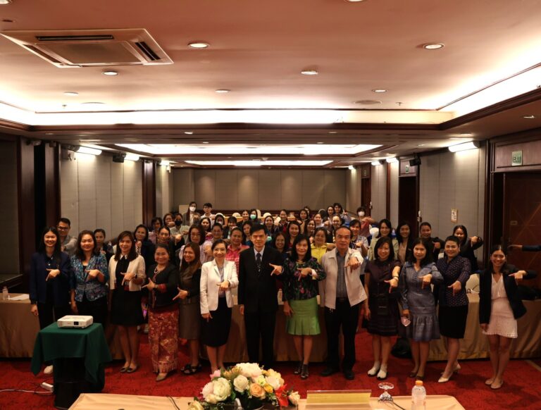 วันที่ 14 ธันวาคม 2566 ศูนย์สุขภาพจิตที่ 7 จัดประชุมเชิงปฏิบัติการงานส่งเสริมพัฒนาการเด็กปฐมวัย โดยผสานความร่วมมือในระดับเขตสุขภาพที่ 7 เพื่อถอดบทเรียนการดำเนินงานโครงการส่งเสริมสุขภาพเด็กร้อยแก่นสารสินธุ์ ดี เก่ง มีสุข (Smart Kids 4.0) ปีงบประมาณ 2566