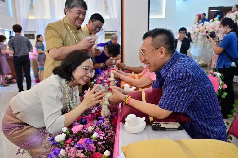 เมื่อวันที่ 9 เมษายน 2567 นางสาวจุฑามาศ วรรณศิลป์ ผู้อำนวยการศูนย์สุขภาพจิตที่ 7 นำทีมบุคลากรศูนย์สุขภาพจิตที่ 7 ร่วมพิธีรดน้ำ ขอพร คณะผู้บริหารกรมสุขภาพจิต เนื่องในวันปีใหม่ไทย