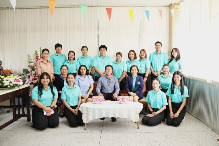 🔔 วันที่ 17 เมษายน 2567 นางสาวจุฑามาศ วรรณศิลป์ ผู้อำนวยการศูนย์สุขภาพจิตที่ 7 นำทีมบุคลากรศูนย์สุขภาพจิตที่ 7 ให้การต้อนรับและร่วมกันรดน้ำขอพร นายแพทย์จุมภฎ พรมสีดา รองอธิบดีกรมสุขภาพจิต เนื่องในโอกาสวันขึ้นปีใหม่ไทย และเข้าตรวจเยี่ยมศูนย์สุขภาพจิตที่ 7 จังหวัดขอนแก่น