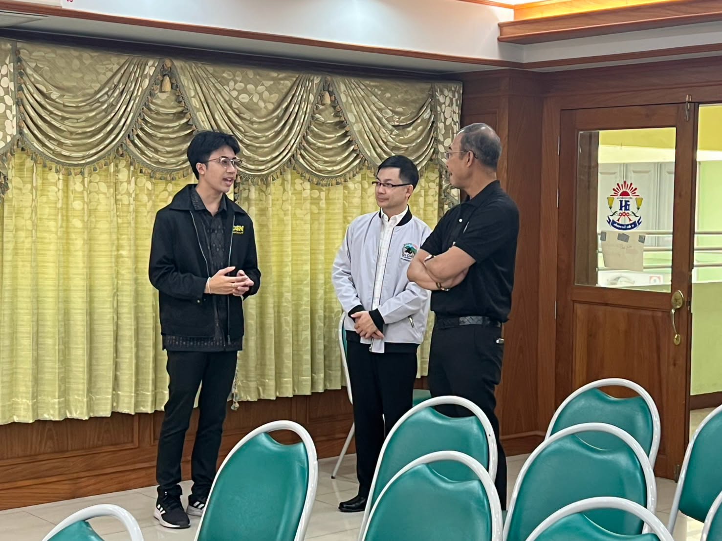 วันนี้ (2 กันยายน) ทีม MCATT นำโดย นพ.กิตติศักดิ์ อักษรวงศ์ อธิบดีกรมสุขภาพจิต ลงพื้นที่โรงเรียนเทพศิรินทร์ นนทบุรี เพื่อดูแลและเตรียมความพร้อมด้านจิตใจให้น้อง ๆ การกลับมาเรียน On-site